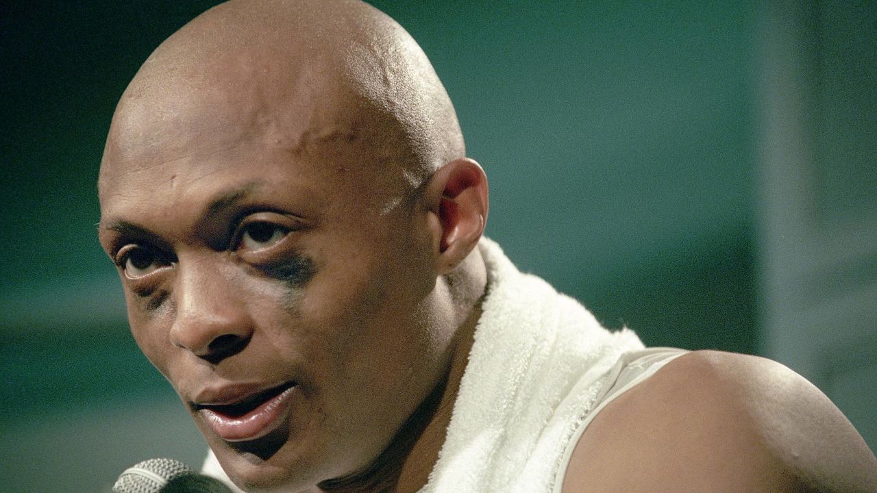 JANUARY 30 2000: Titats running back Eddie George carries the