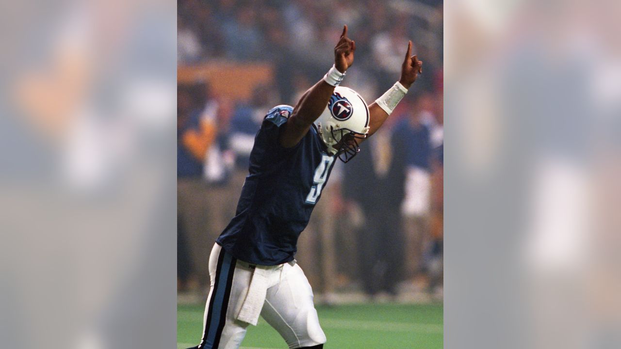 Highlight] Nostalgia Fuel: After losing running back Eddie George in the  third quarter, Tennessee Titans QB Steve McNair stepped up his game in  order to secure a win against the Pittsburgh Steelers