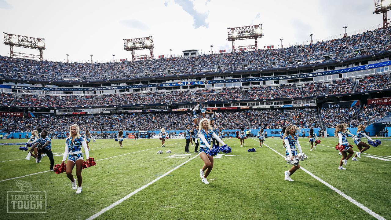 NASHVILLE, TN - SEPTEMBER 25: Tennessee Titans center Ben Jones (60) blocks  in the game between the Tennessee Titans and the Las Vegas Raiders on September  25, 2022, at Nissan Stadium in