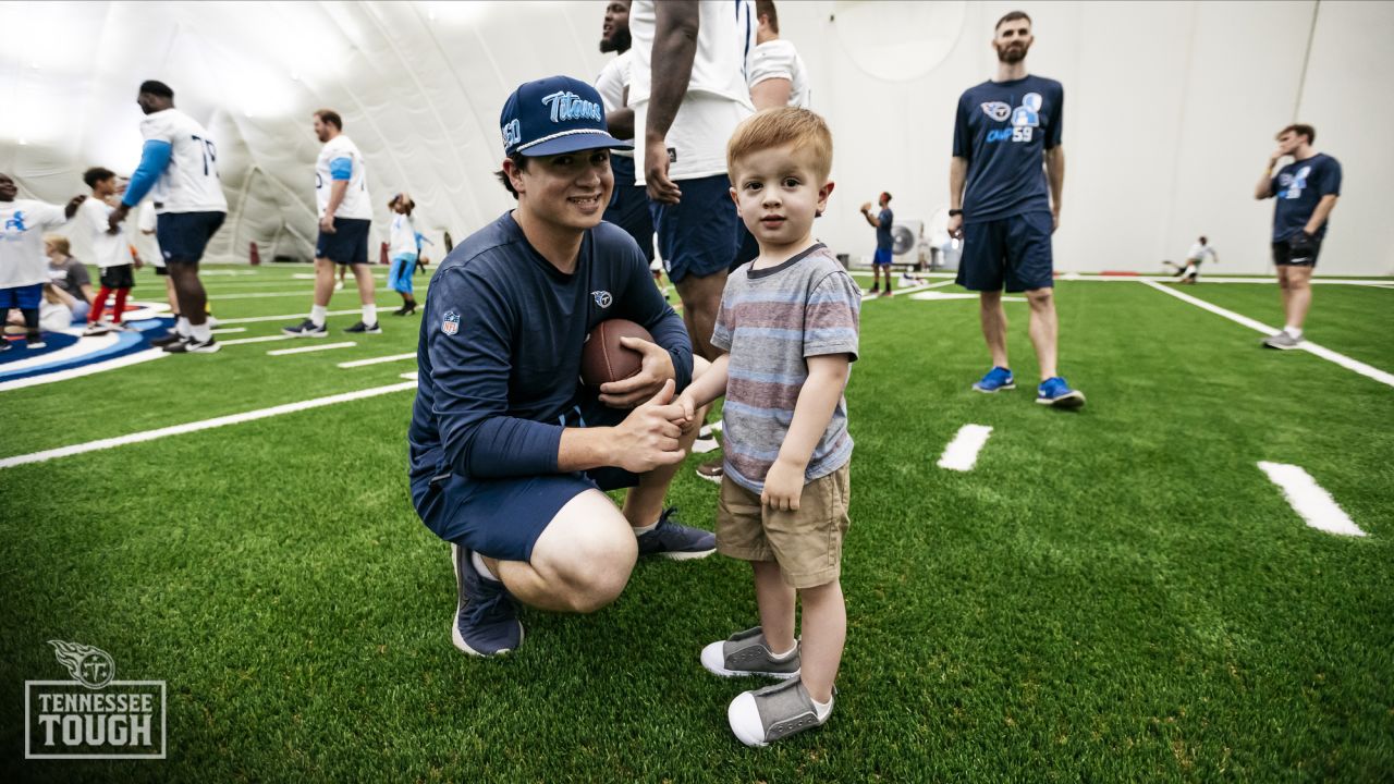 TITANS' FARLEY HOSTS YOUTH FOOTBALL CAMP