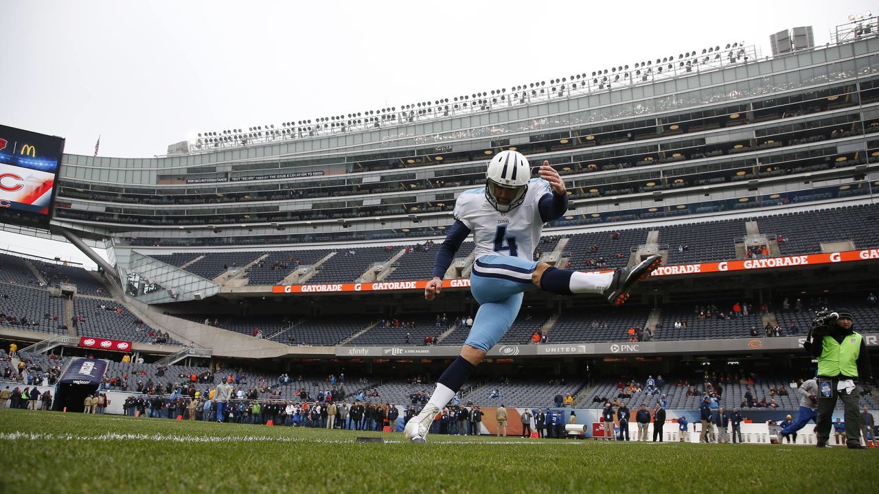 Tennessee Titans holder Brett Kern (6) signals good as kicker Ryan Succop  (4) smiles after Succop kicked a 50 yard field goal to go ahead of the San  Francisco 49ers with one