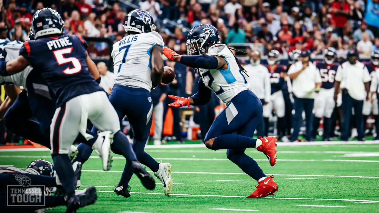 Henry runs for 219 yards, 2 TDs as Titans down Texans 17-10 - The San Diego  Union-Tribune