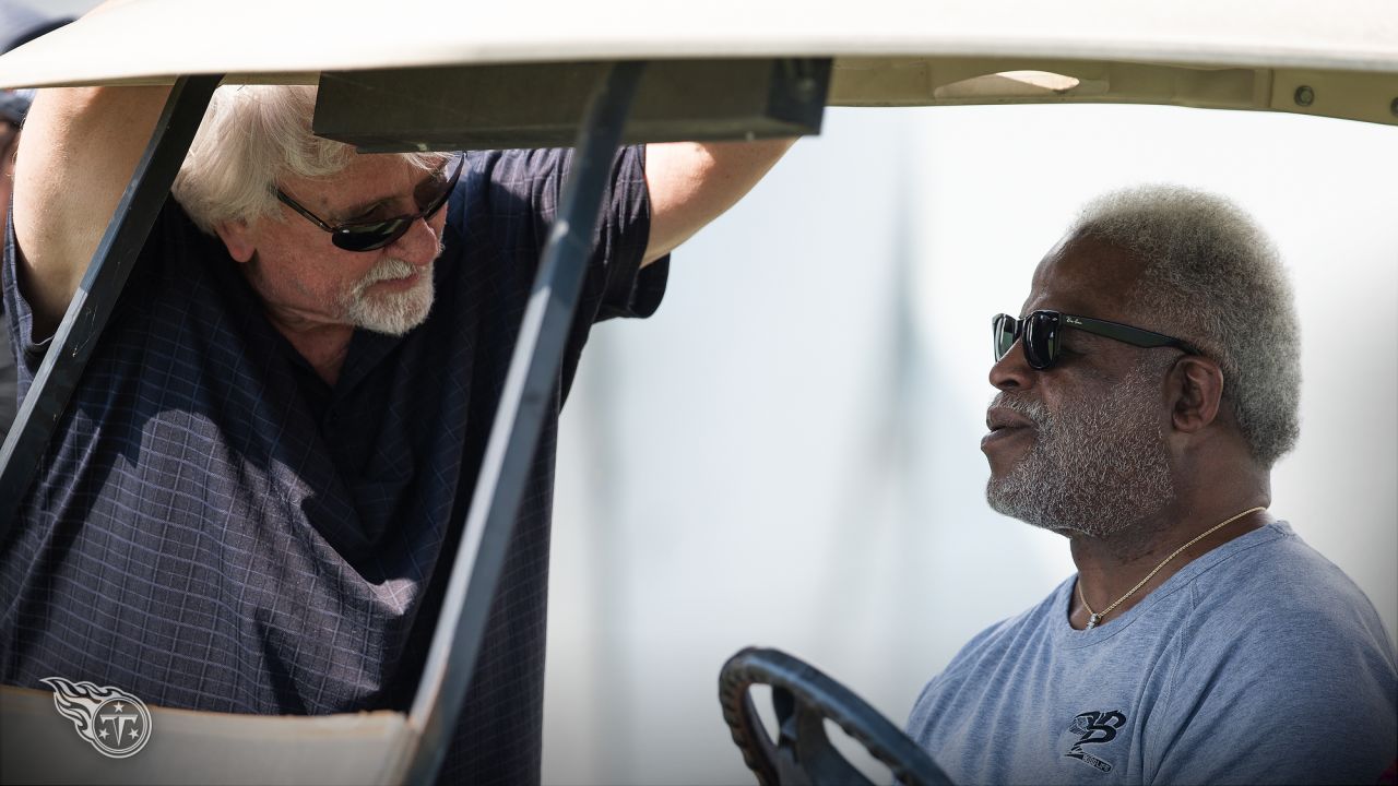 Earl Campbell loves the TITANS. FTT!! (Picture via @mandisaofficial on  Twitter) : r/Tennesseetitans