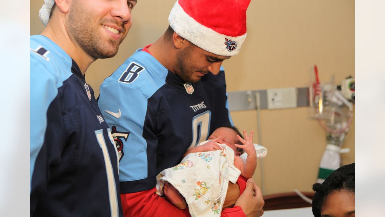 Mariota joins Titans, Santa to visit newborn babies