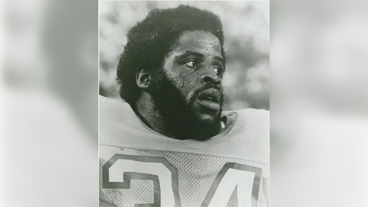 Bun B - No no no! You cannot claim Earl Campbell as a @titans RB! Never  played a game in Tennessee! Cmon CBS!!