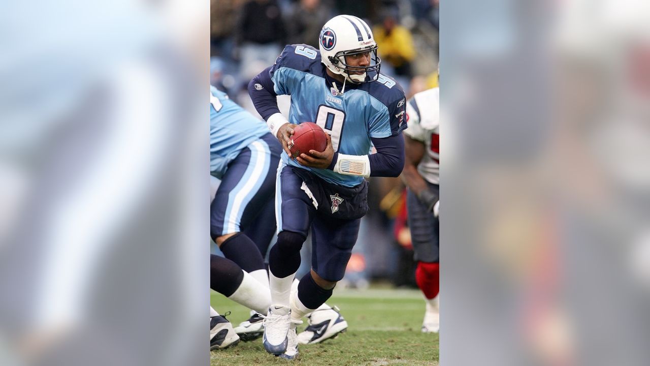 WAP2000012765 - 27 JANUARY 2000 - WASHINGTON, D.C., USA: Milk ad featuring  Super Bowl XXXIV quarterbacks Steve McNair