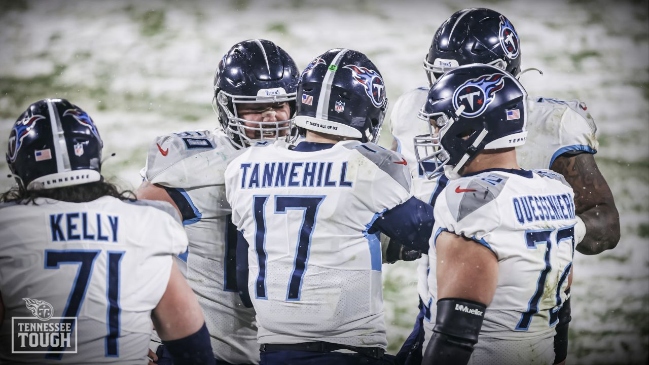 Tennessee Titans linebacker David Long (51) takes his stance during an NFL  football game against the Los Angeles Rams Sunday, Nov. 7, 2021, in  Inglewood, Calif. (AP Photo/Kyusung Gong Stock Photo - Alamy