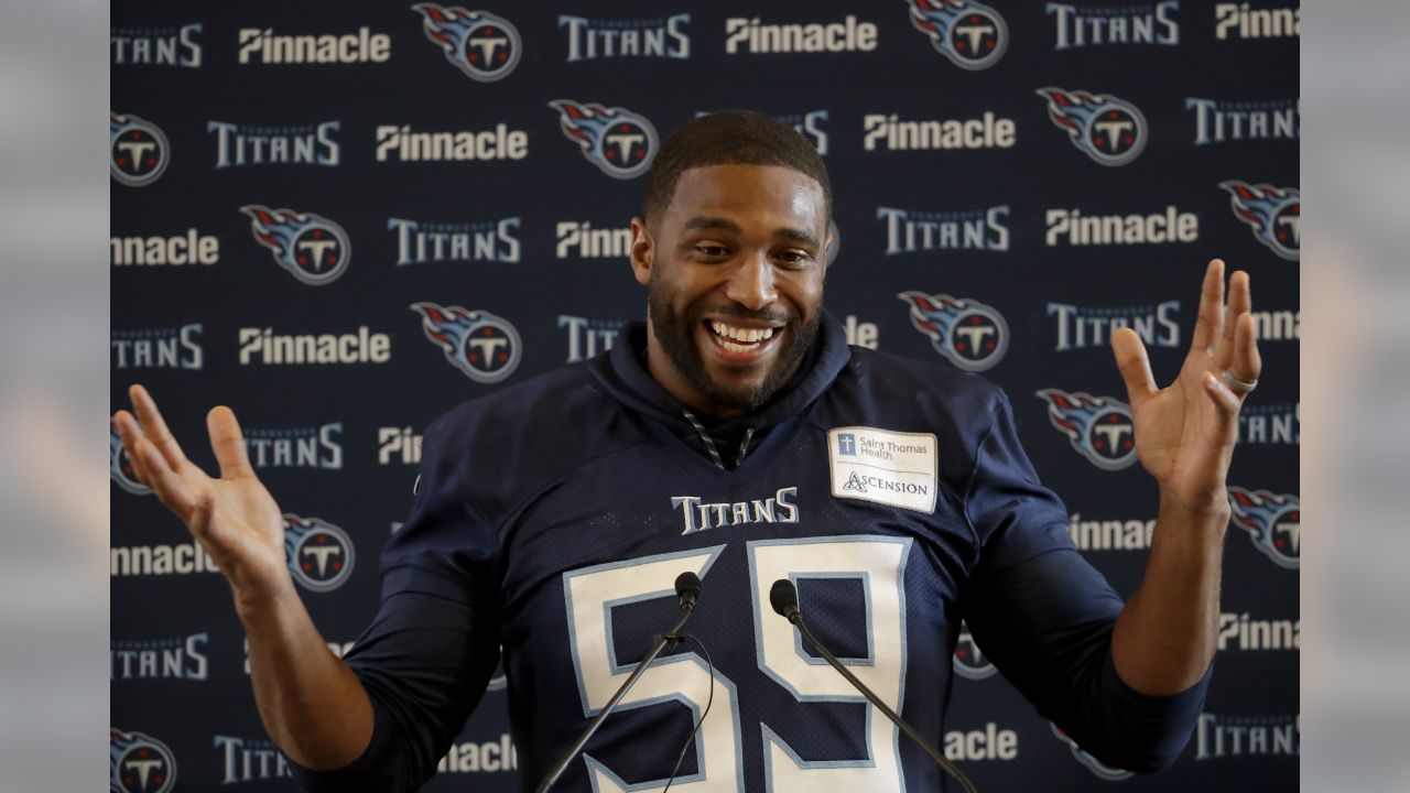 Tennessee Titans inside linebacker Wesley Woodyard (59) prepares