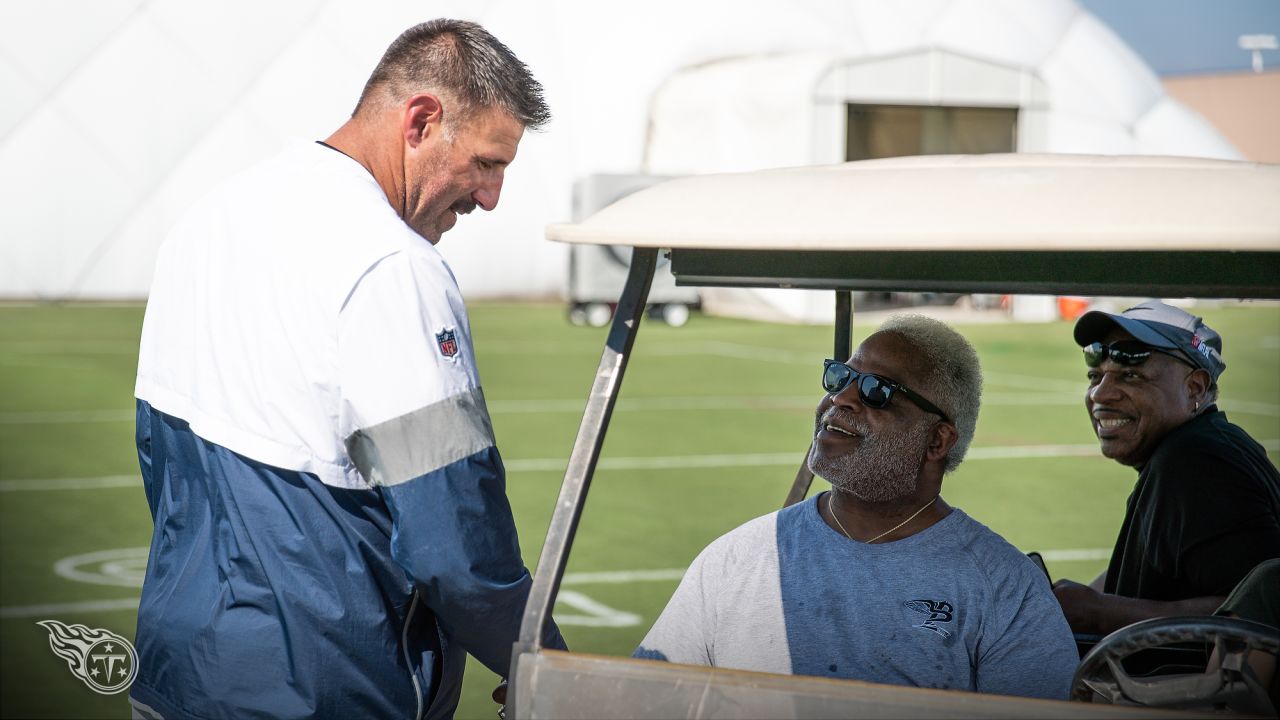 Oilers Great Earl Campbell Pays Visit to Tennessee – and Delivers