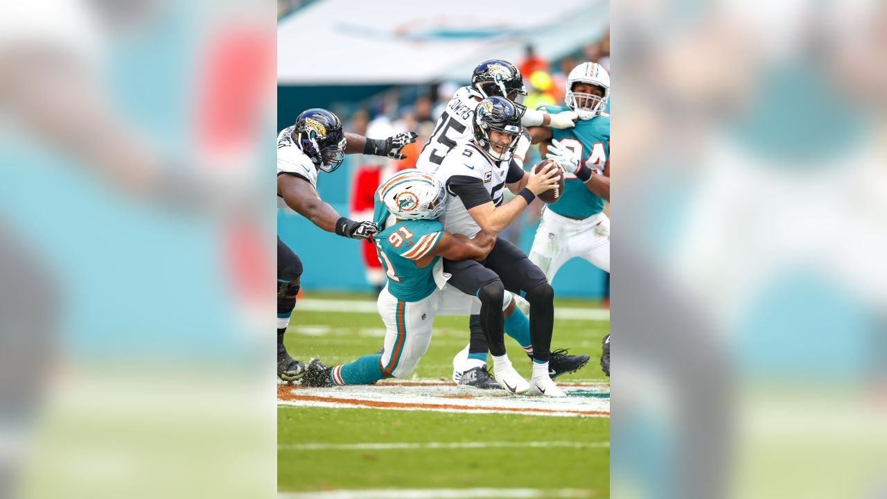 Jaguars OT Cam Robinson congratulates Blake Bortles on his retirement