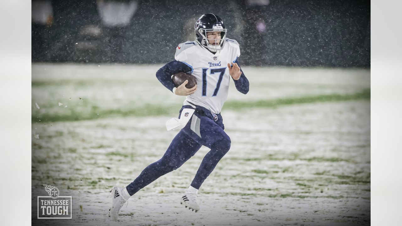 Tennessee Titans linebacker David Long Jr. (51) before an NFL football game  against the Green Bay Packers Thursday, Nov. 17, 2022, in Green Bay, Wis.  (AP Photo/Jeffrey Phelps Stock Photo - Alamy