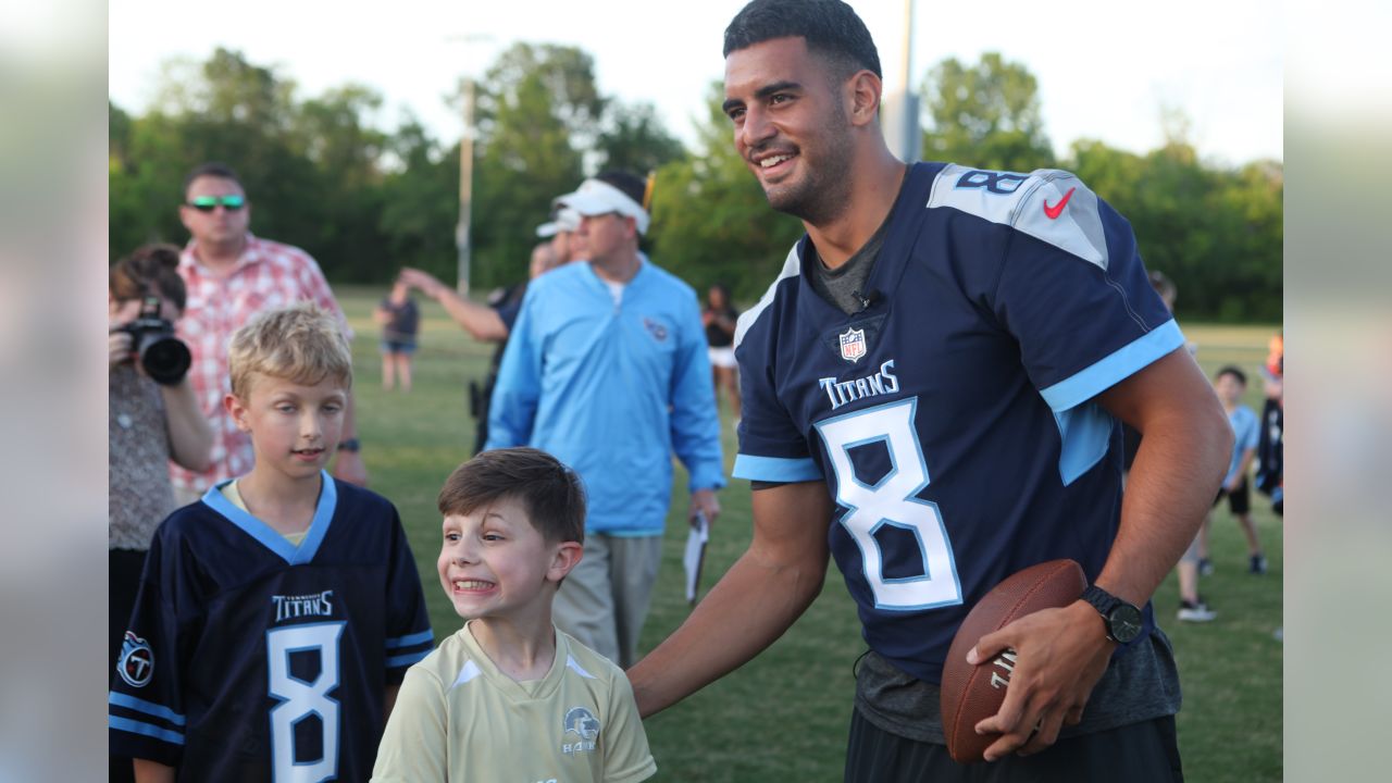 Marcus Mariota draws fans to caravan like Titans of old