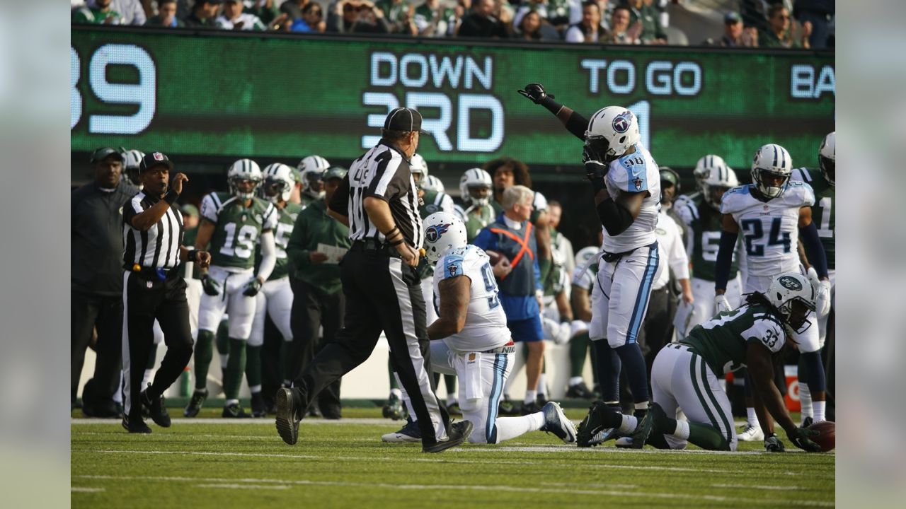 East Rutherford, New Jersey, USA. 13th Dec, 2015. Tennessee Titans  quarterback Marcus Mariota (8) in action prior to the NFL game between the  Tennessee Titans and the New York Jets at MetLife