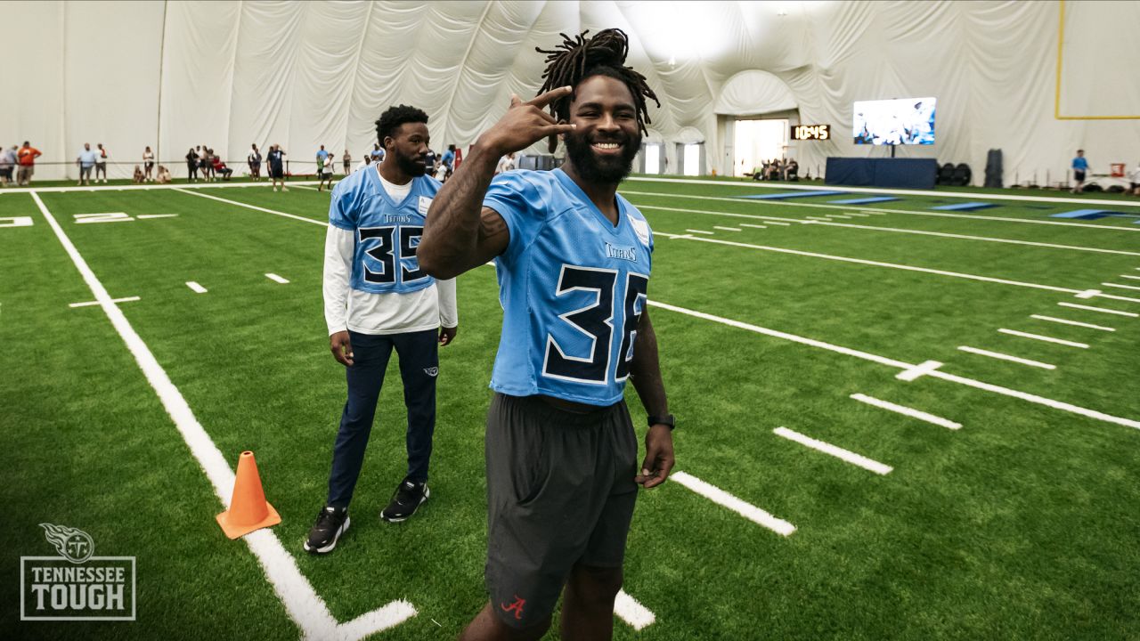 TITANS' FARLEY HOSTS YOUTH FOOTBALL CAMP