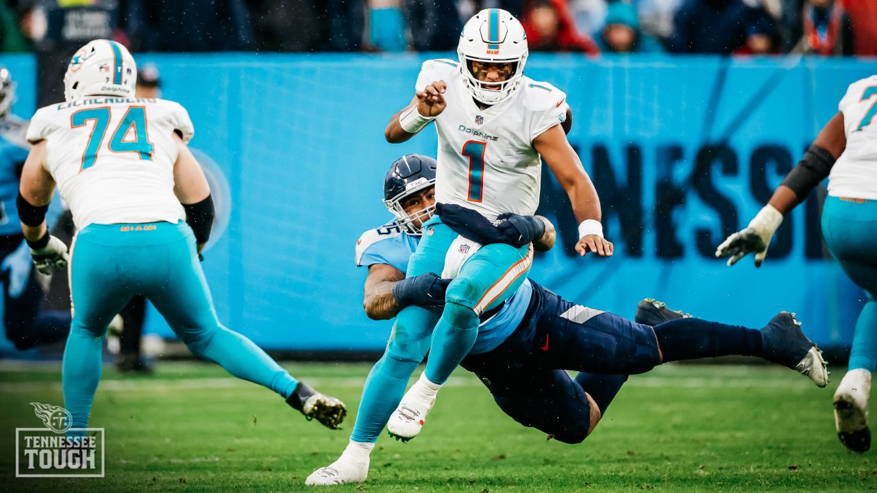 Titans clinch AFC South with 34-3 rout of Dolphins