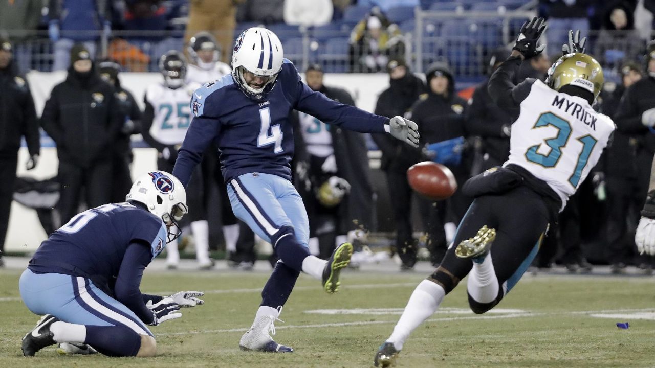 Tennessee Titans holder Brett Kern (6) signals good as kicker Ryan Succop  (4) smiles after Succop kicked a 50 yard field goal to go ahead of the San  Francisco 49ers with one