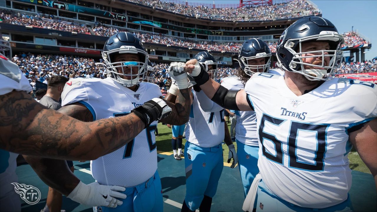 Tennessee Titans center Ben Jones (60) lines up against the Los