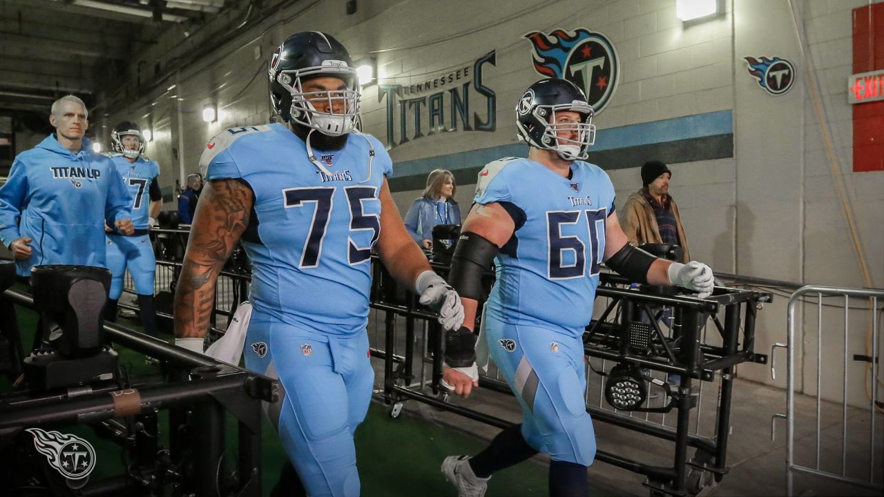 Tennessee Titans center Ben Jones (60) runs onto the field before