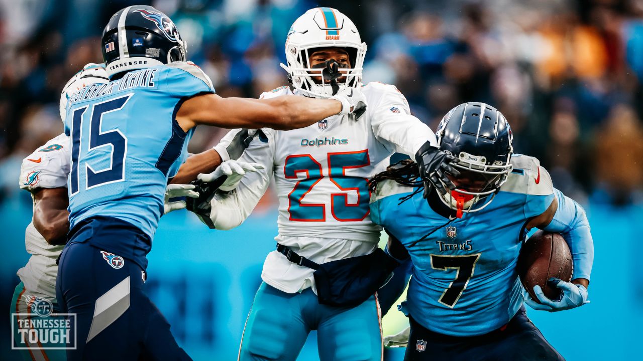 Titans clinch AFC South with 34-3 rout of Dolphins