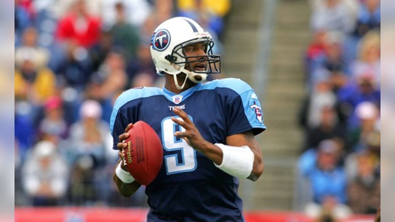 JANUARY 30 2000: Titans quarterback Steve McNair scrambles with the  football as the St. Louis Rams defeated the Tennessee Titans 23-17 to win Super  Bowl XXXIV at the Georgia Dome in Atlanta