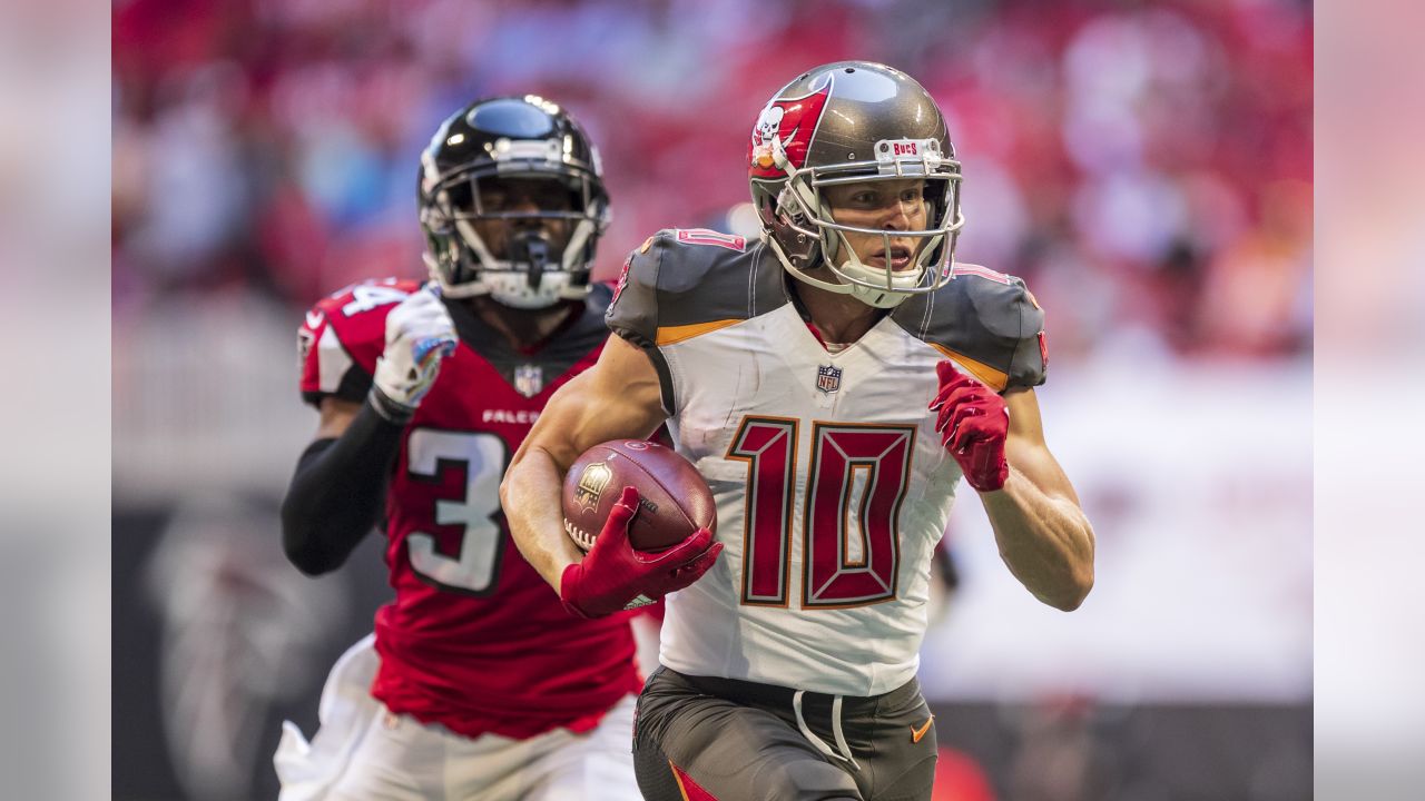 November 10, 2019: Tampa Bay Buccaneers tight end O.J. Howard (80) warms up  before the NFL game between the Arizona Cardinals and the Tampa Bay  Buccaneers held at Raymond James Stadium in