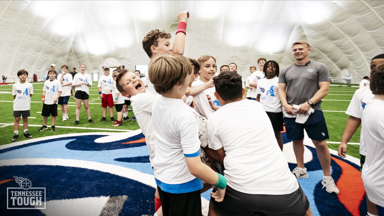 TITANS' FARLEY HOSTS YOUTH FOOTBALL CAMP