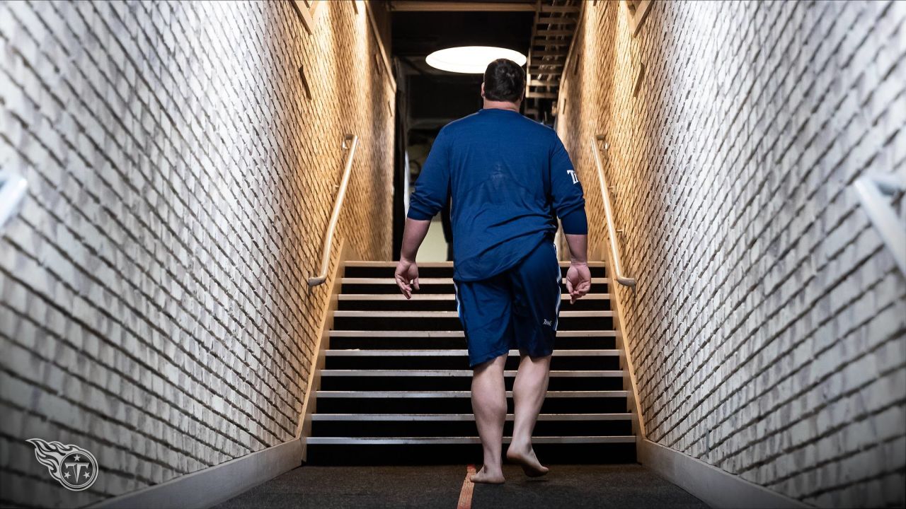 Titans' Ben Jones walks barefoot through snow in Green Bay