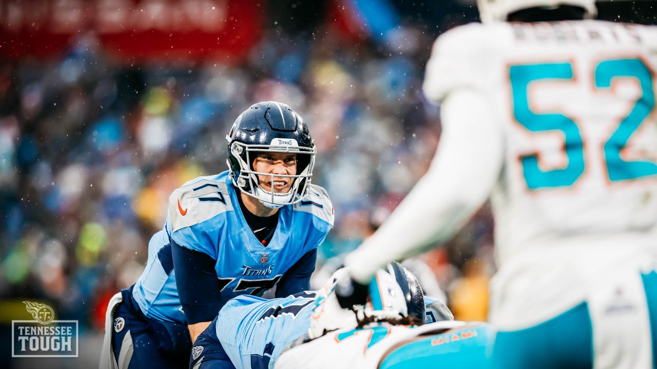 Titans face surging Dolphins in bid for AFC South crown