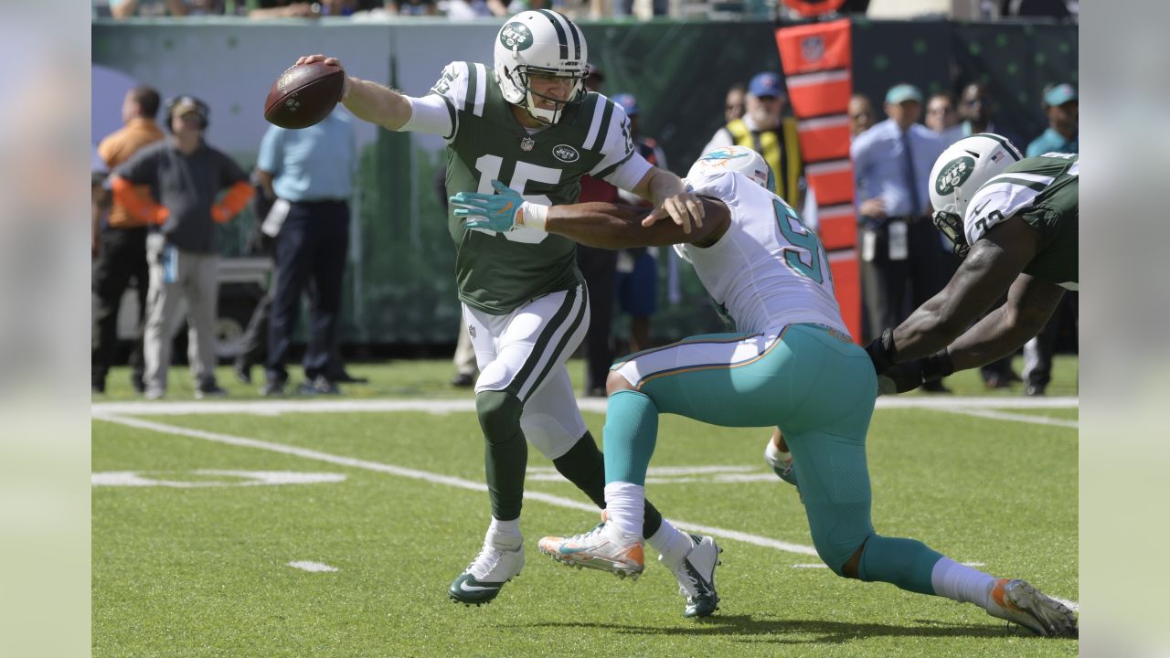 Miami Dolphins quarterback Jay Cutler (6) works against the Atlanta  FalconsH during the first half of an NFL football game, Sunday, Oct. 15,  2017, in Atlanta. (AP Photo/David Goldman)