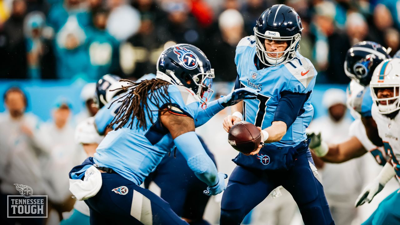 Titans clinch AFC South with 34-3 rout of Dolphins