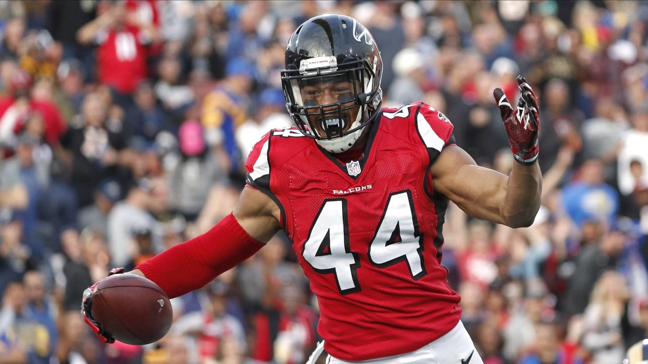 Tennessee Titans free-agent signing Vic Beasley finally reports