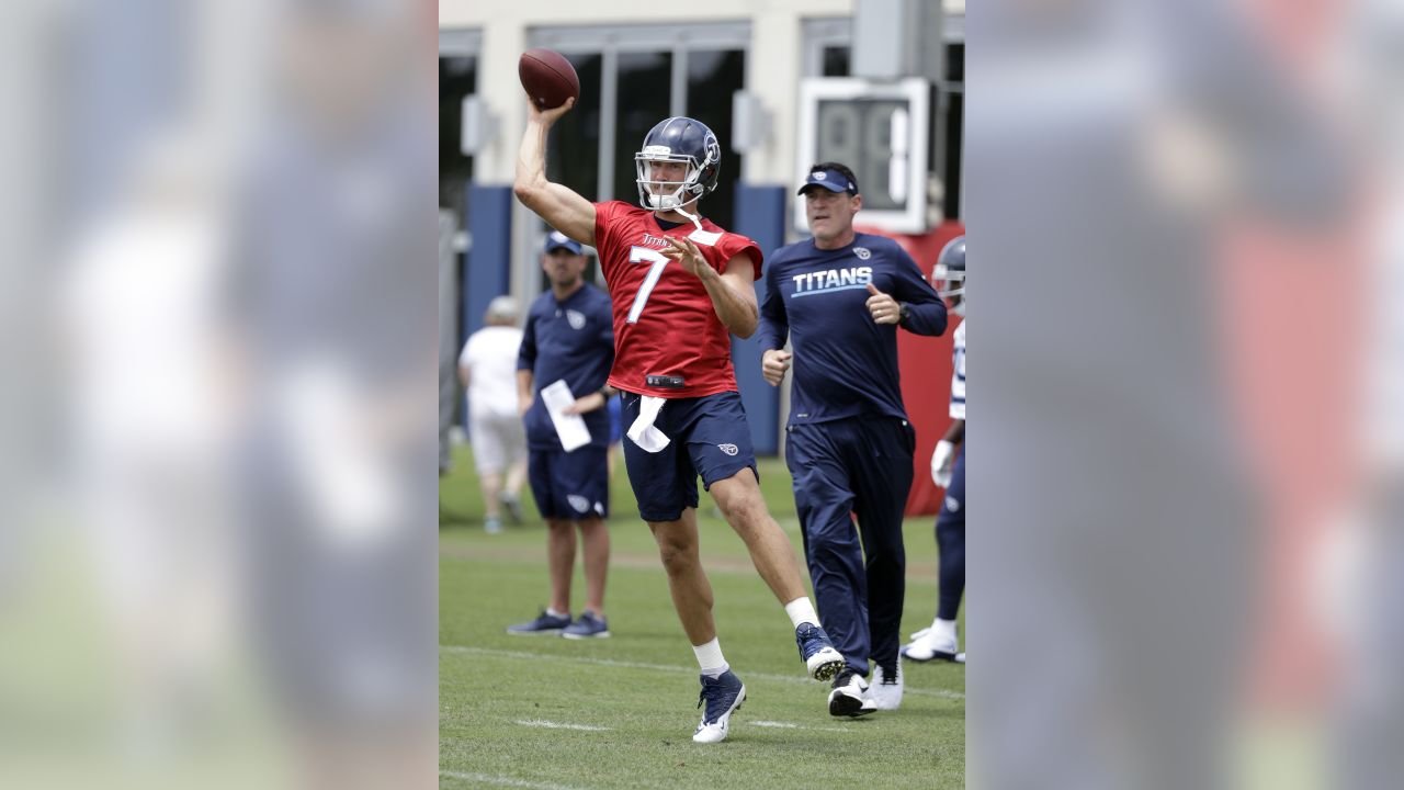 Unlike Blaine Gabbert, Jake Locker making steady progress for Titans