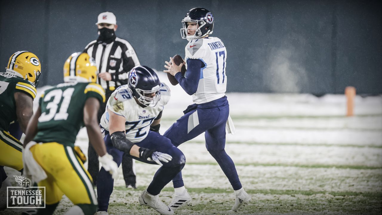 Tennessee Titans linebacker David Long (51) takes his stance during an NFL  football game against the Los Angeles Rams Sunday, Nov. 7, 2021, in  Inglewood, Calif. (AP Photo/Kyusung Gong Stock Photo - Alamy