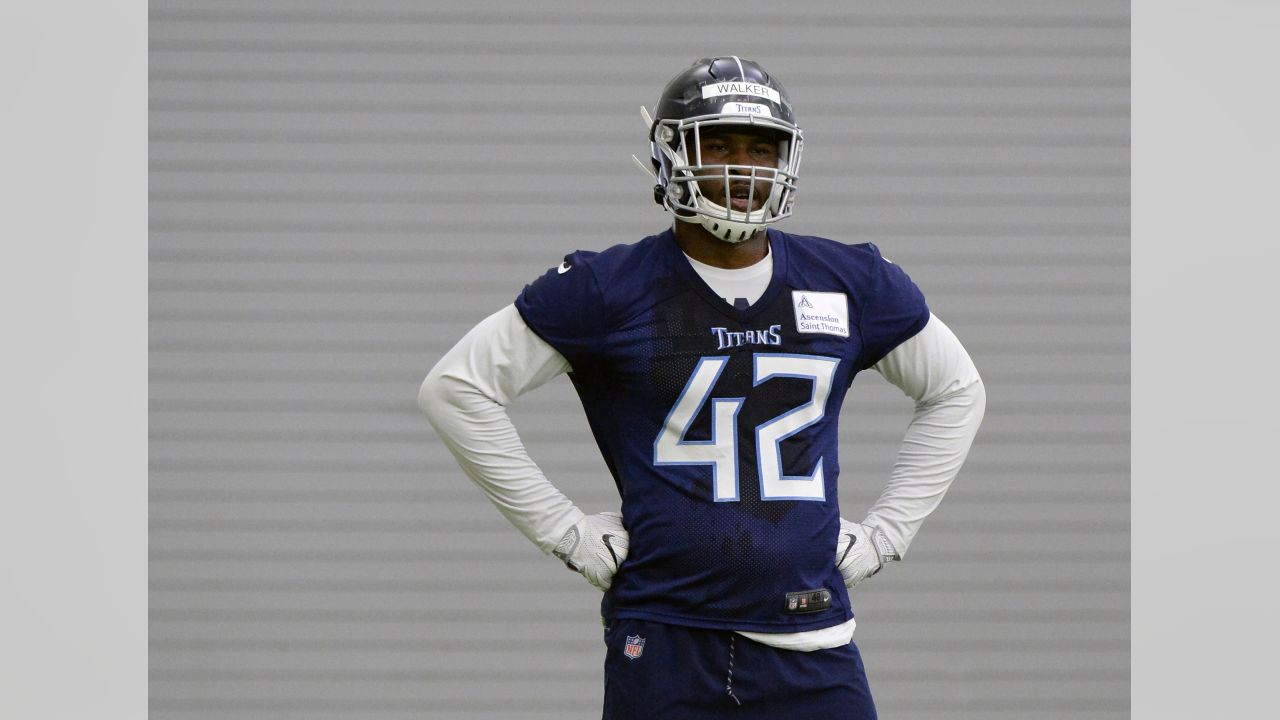 Titans: D'Andre Walker works with Mike Vrabel at rookie minicamp