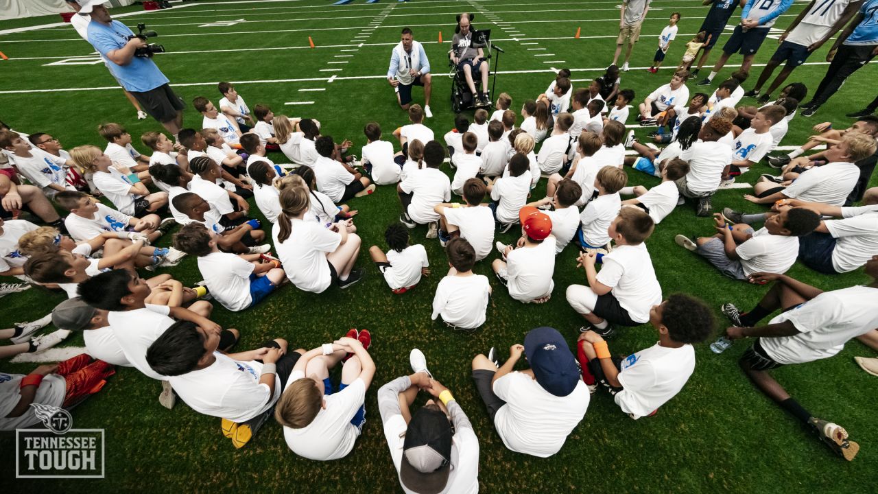 TITANS' FARLEY HOSTS YOUTH FOOTBALL CAMP