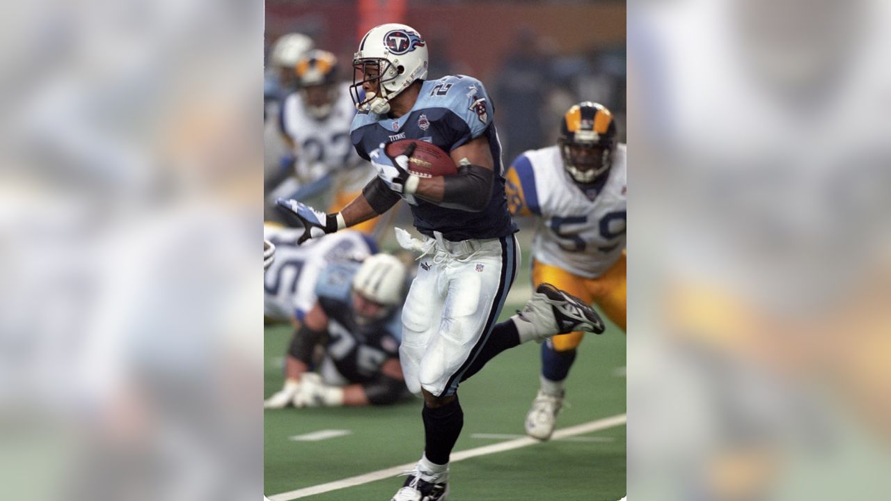 Tennessee Titans wide receiver Kevin Dyson stretches for the end zone  News Photo - Getty Images