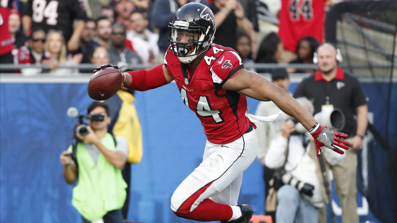 Titans Agree to Terms with Edge Rusher Vic Beasley