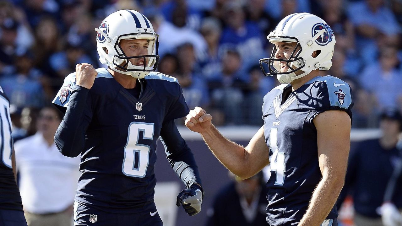 Tennessee Titans holder Brett Kern (6) signals good as kicker Ryan Succop  (4) smiles after Succop kicked a 50 yard field goal to go ahead of the San  Francisco 49ers with one