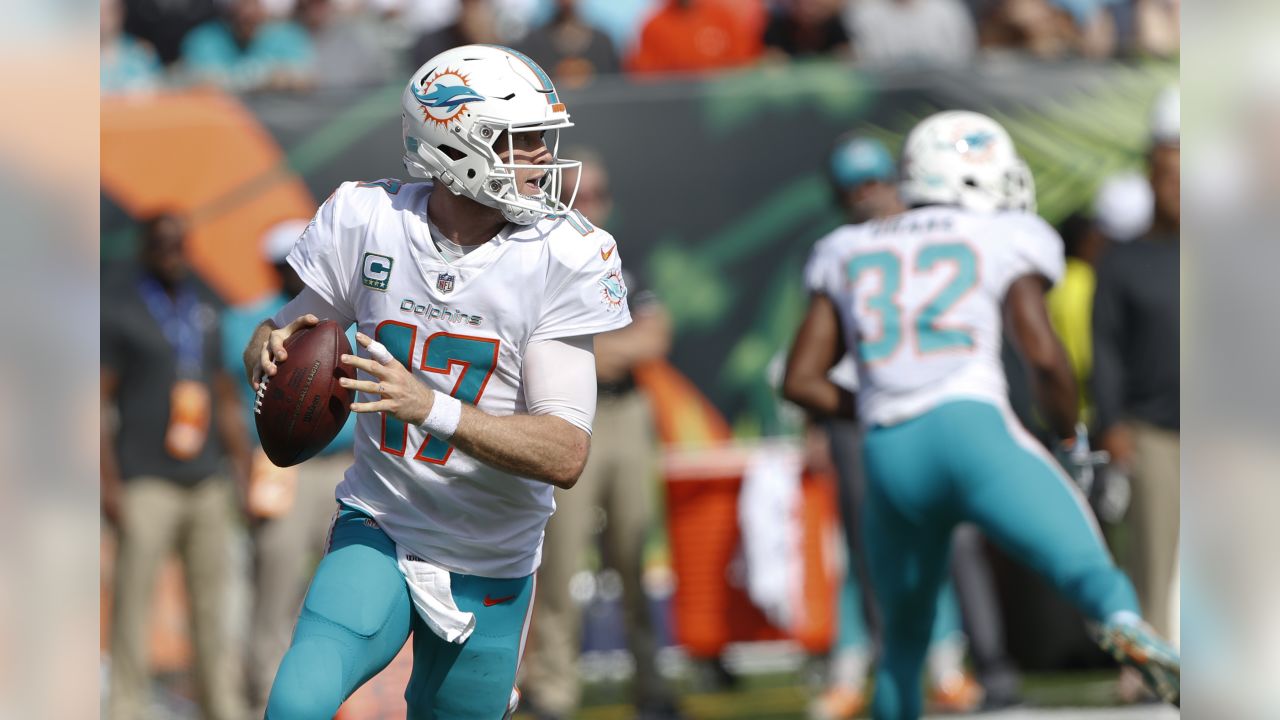 Tannehill starts fast in return; Dolphins lose to Bucs 26-24