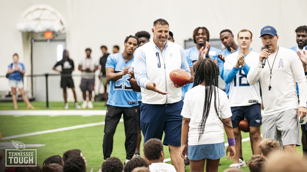 TITANS' FARLEY HOSTS YOUTH FOOTBALL CAMP