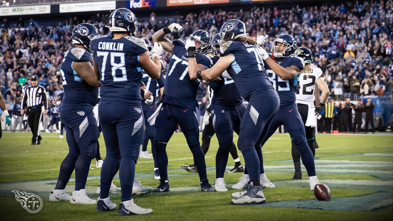 Dennis Kelly Has Some Fun on First Day With New NFL Team - Sports  Illustrated Tennessee Titans News, Analysis and More