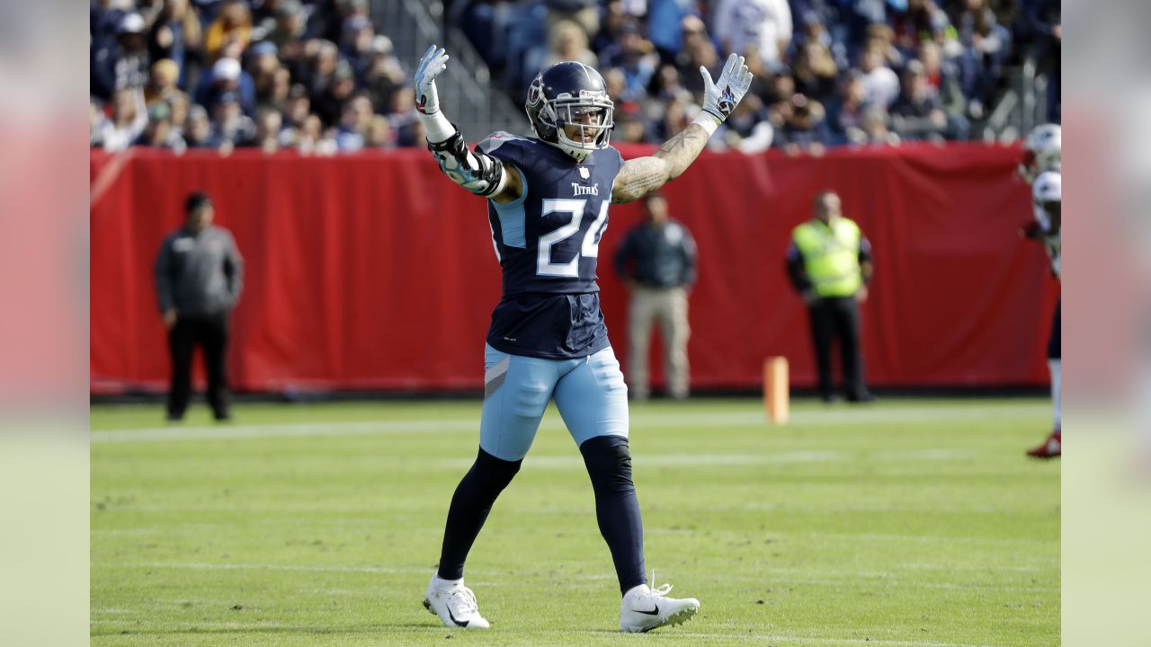 Mariota outduels Wentz as Titans edge Eagles 26-23 in OT