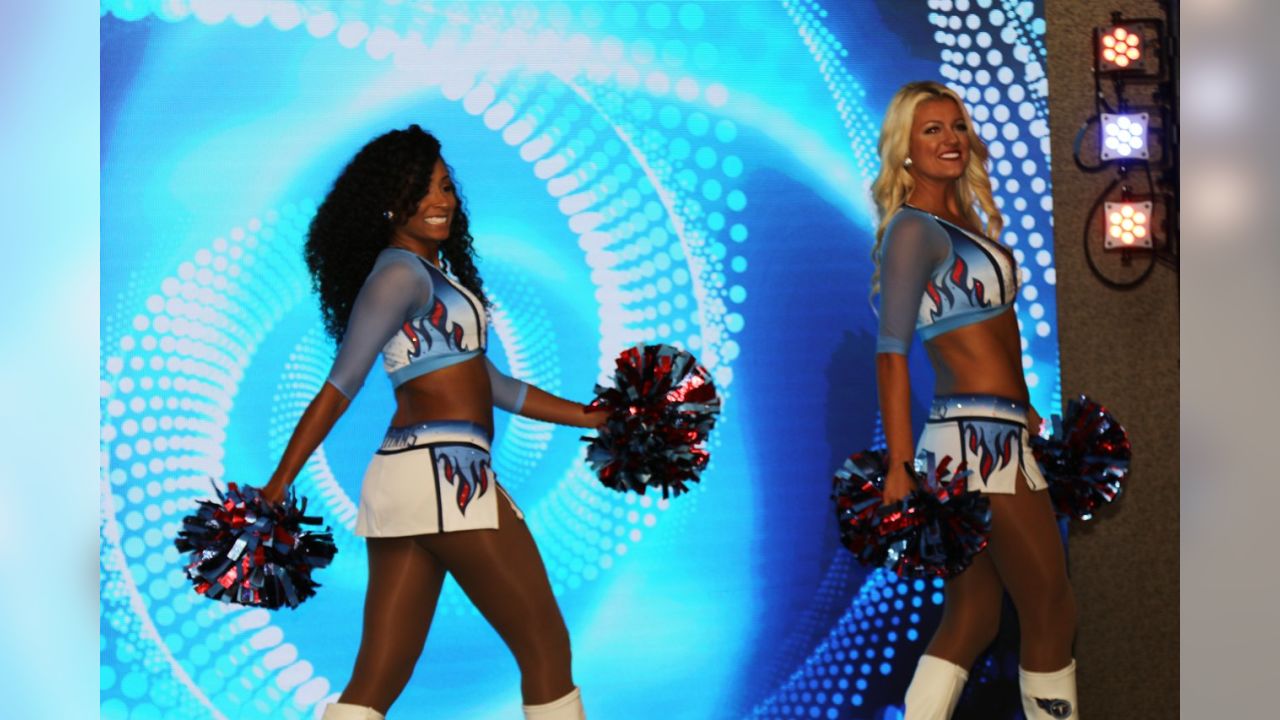 Titans Cheerleaders unveil calendar