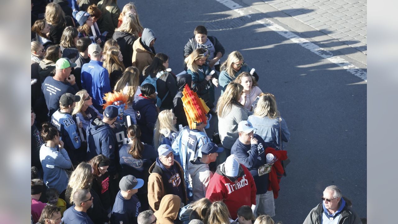 Tennessee Titans on X: #OTD in 1999, the #Titans unveil new uniforms and  helmets before a packed crowd at the new stadium.   / X