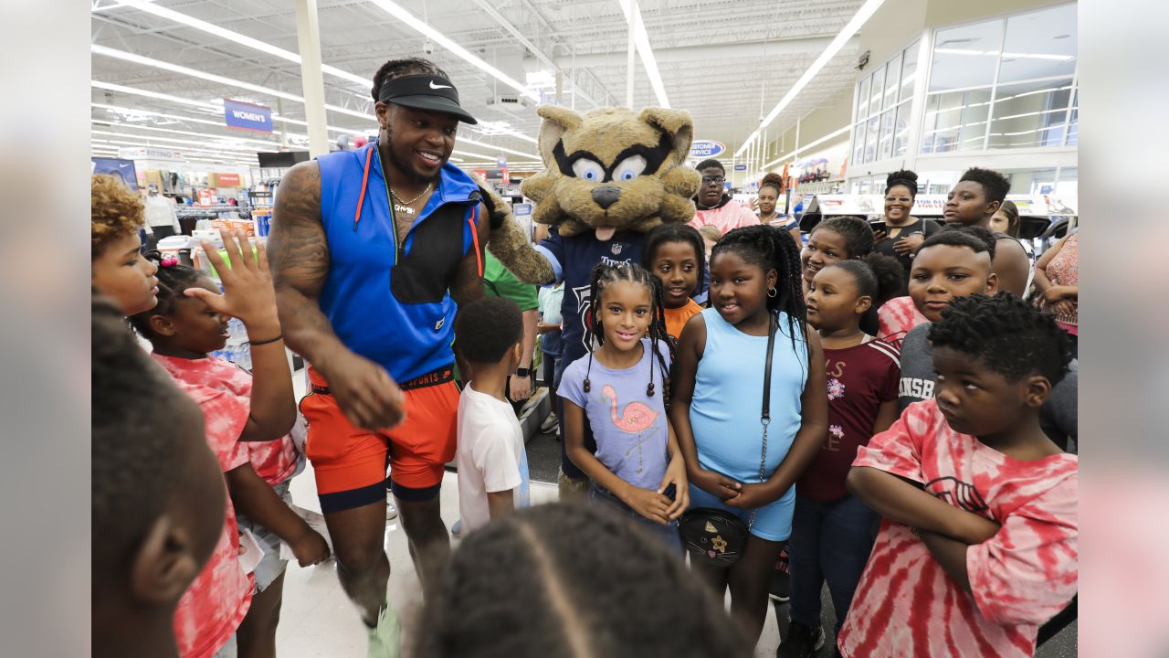 Derrick Henry, Daughter Share Wholesome Moment at Titans Training Camp -  Sports Illustrated