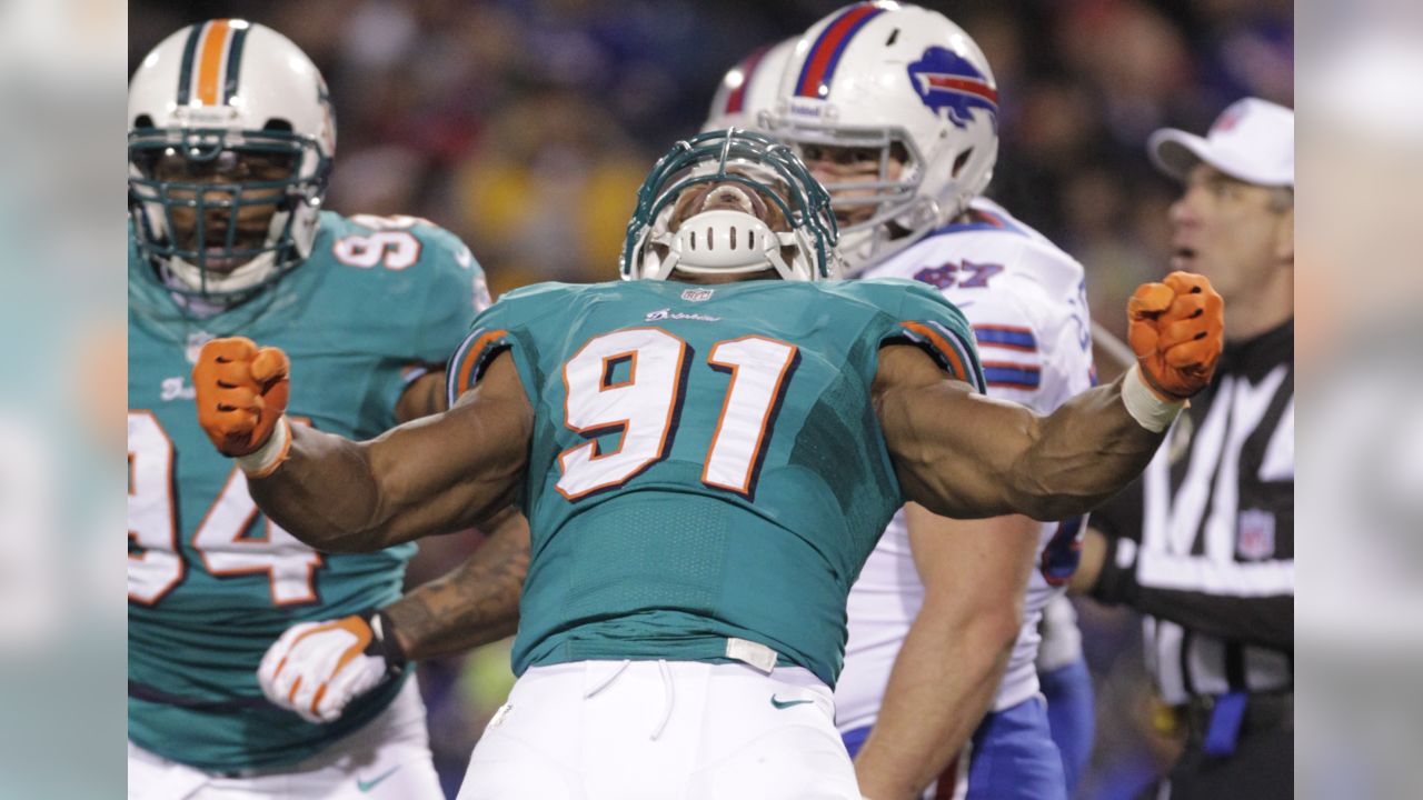 Miami Dolphins linebacker Cameron Wake (91) in action during the first  quarter of an NFL football game in Oakland, Calif., Sunday, Nov. 28, 2010.  (AP Photo/Tony Avelar Stock Photo - Alamy