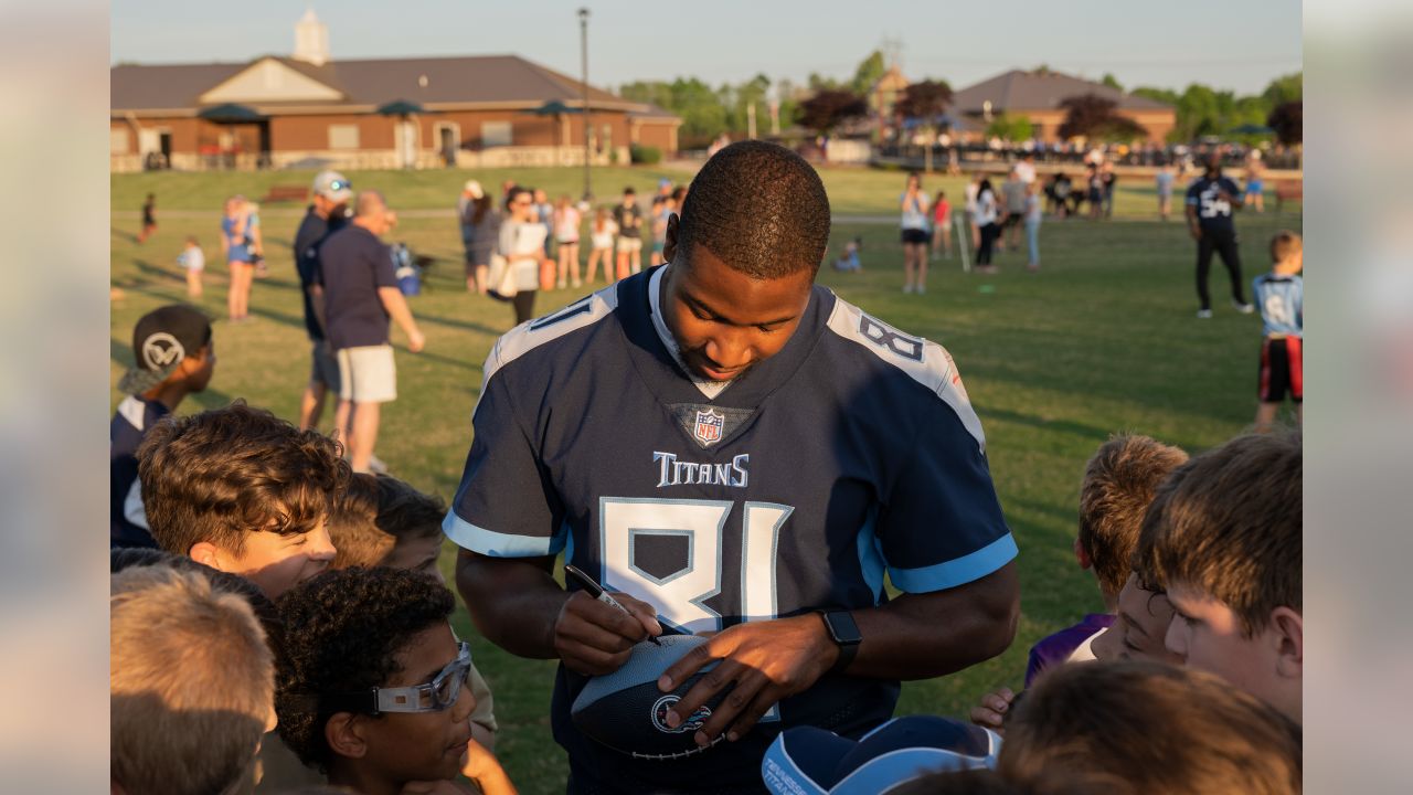 Marcus Mariota draws fans to caravan like Titans of old