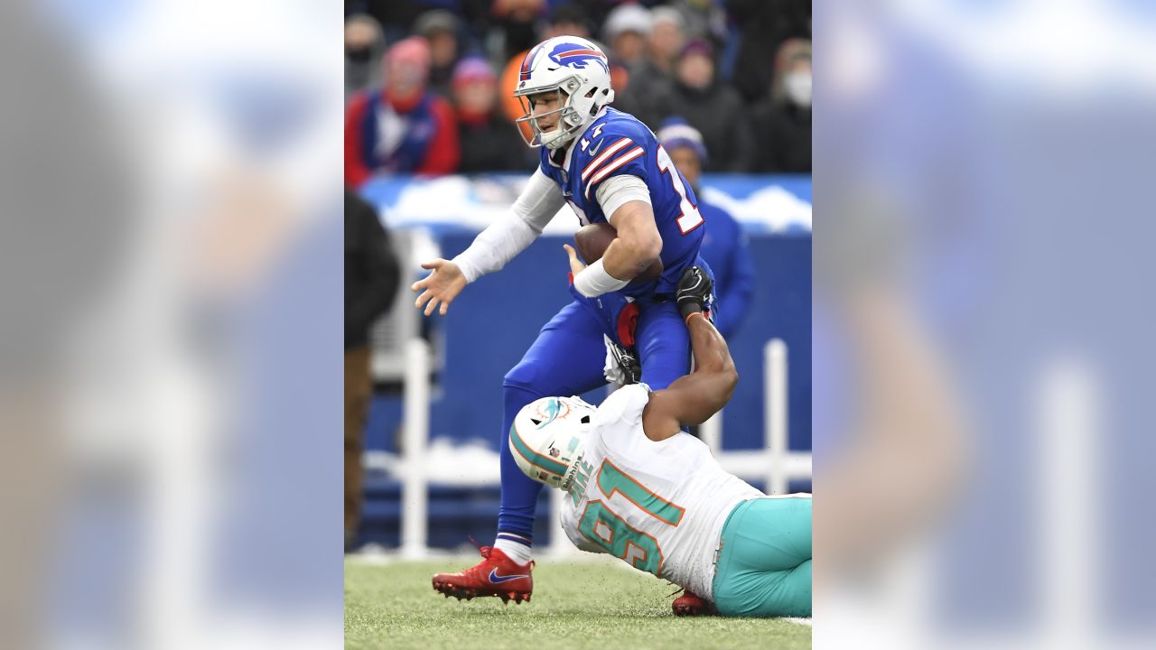 New York Jets quarterback Tim Tebow (15) warms up before of an NFL football  game against the Buffalo Bills on Sunday, Dec. 30, 2012, in Orchard Park,  N.Y. (AP Photo/Bill Wippert Stock