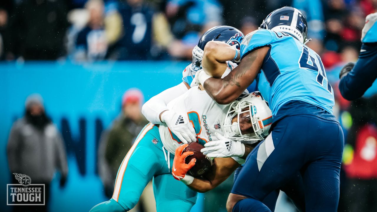 Titans clinch AFC South with 34-3 rout of Dolphins