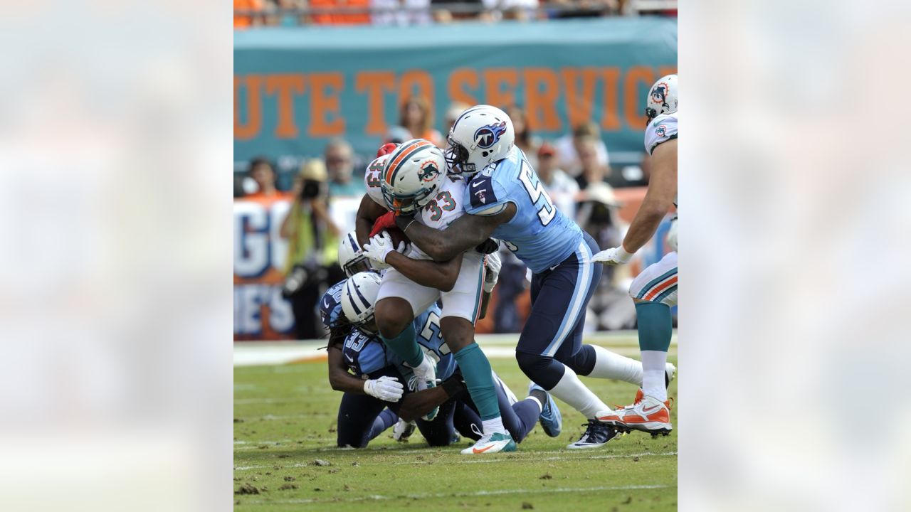 Miami Dolphins middle linebacker Raekwon McMillan (52) lines up